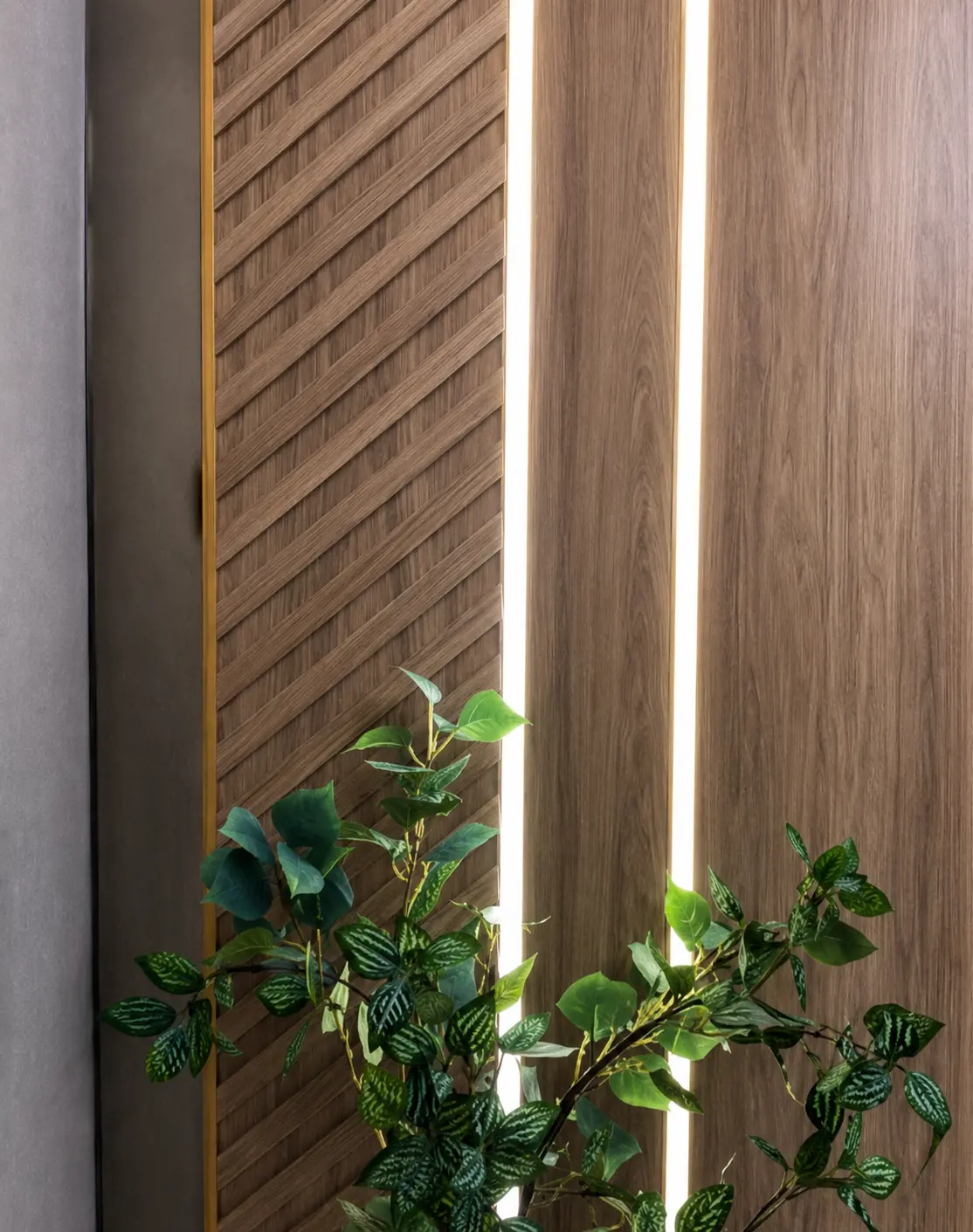 Painel ripado decorativo com iluminação e plantas
