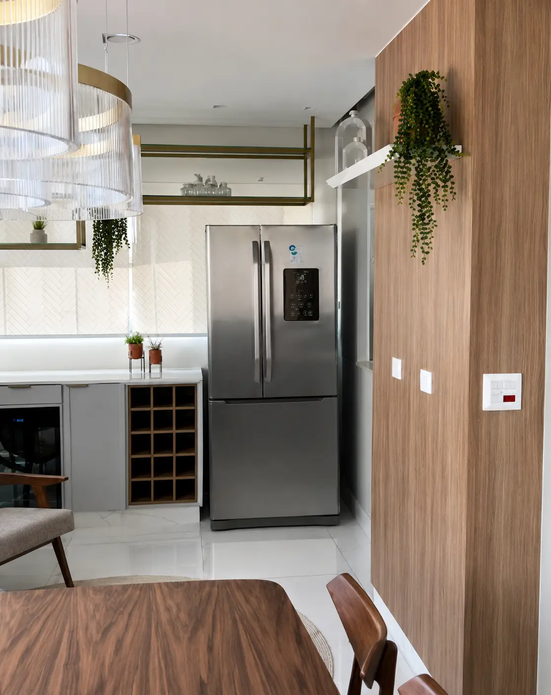 Cozinha planejada moderna com armários e nichos